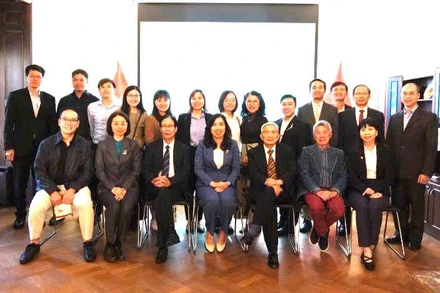 Thứ trưởng Ngoại giao Lê Thị Thu Hằng chụp ảnh kỷ niệm với các đại biểu kiều bào Việt Nam tại Đan Mạch (Ảnh: Ủy ban Nhà nước về người Việt Nam ở nước ngoài)