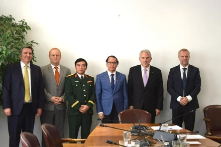 Đại sứ Nguyễn Việt Cường chụp ảnh với các Thượng nghị sĩ tham dự phiên họp của Ủy ban Đối ngoại Thượng viện Chile. (Ảnh: Đại sứ quán Việt Nam tại Chile)