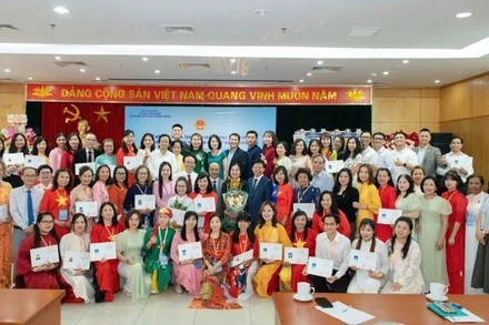 Ban tổ chức và các thầy cô giáo tham gia khóa tập huấn giảng dạy tiếng Việt cho giáo viên người Việt Nam ở nước ngoài năm 2025 chụp ảnh kỷ niệm. (Ảnh: KHÁNH LINH)
