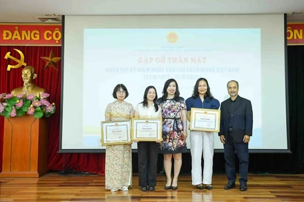 Thứ trưởng Ngoại giao Lê Thị Thu Hằng và Chủ nhiệm Ủy ban Nhà nước về người Việt Nam tại nước ngoài Nguyễn Trung Kiên trao tặng Bằng khen của Bộ trưởng Bộ Ngoại giao cho các tập thể và cá nhân có thành tích trong việc xây dựng, phát triển cộng đồng người Việt Nam ở nước ngoài và các hoạt động hướng về quê hương đất nước. (Ảnh: KHÁNH LAN)