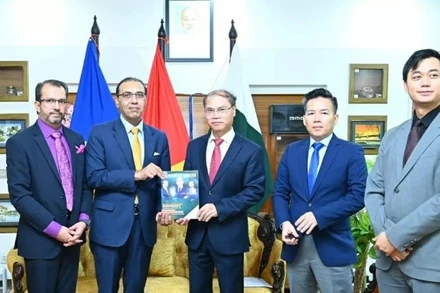 Ông Ushman Shaukat – Chủ tịch Phòng Thương mại và Công nghiệp thành phố Rawalpindi trao sách tặng Đại sứ Phạm Anh Tuấn. (Ảnh: Đại sứ quán Việt Nam tại Pakistan)