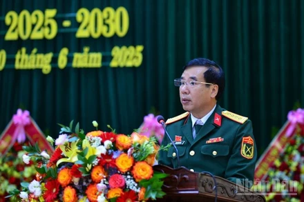 Đại tá Phạm Văn Đông, Chủ nhiệm Chính trị Quân khu 4 phát biểu chỉ đạo Đại hội.