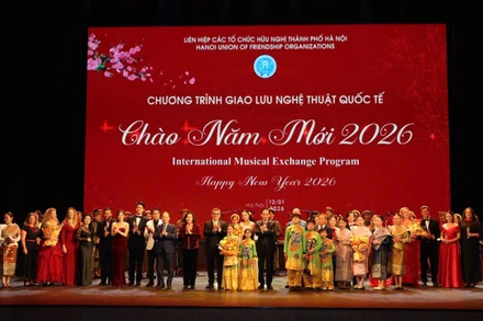 Các đại biểu chụp ảnh kỷ niệm với các nghệ sĩ tham gia chương trình giao lưu nghệ thuật quốc tế.