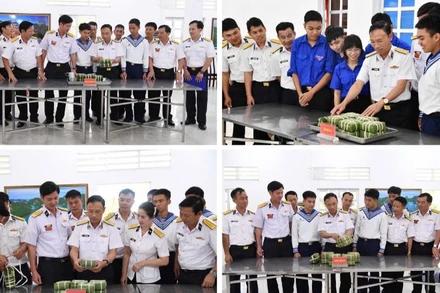 Chuẩn Đô đốc Ngô Văn Thành cùng các đại biểu tham quan sản phẩm tại hội thi. (Ảnh do Vùng 5 Hải quân cung cấp)