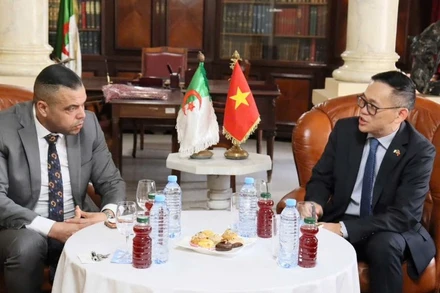 Đại sứ Việt Nam tại Algeria Trần Quốc Khánh trao đổi với lãnh đạo tỉnh Oran. (Ảnh do Đại sứ Việt Nam tại Algeria cung cấp)