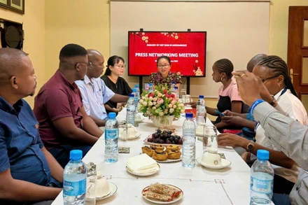 Đại sứ Trần Thị Thu Thìn chủ trì buổi gặp mặt báo chí. (Ảnh do Đại sứ quán Việt Nam tại Mozambique cung cấp)