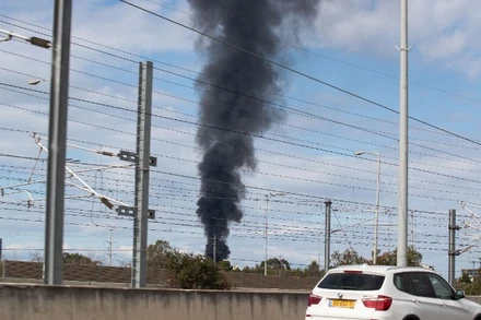Khói bốc lên tại thành phố Tel Aviv, Israel, ngày 28/2/2026. (Ảnh: THX/TTXVN)