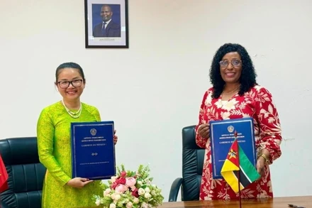 Đại sứ Trần Thị Thu Thìn và Bộ trưởng Giáo dục và Văn hóa Mozambique Samaria Tovela ký Hiệp định giữa hai Chính phủ về hợp tác trong lĩnh vực giáo dục đại học.