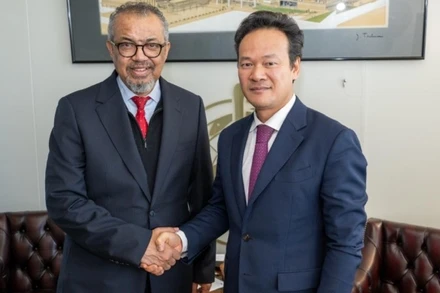 Đại sứ Mai Phan Dũng, Trưởng Phái đoàn Thường trực Việt Nam bên cạnh Liên hợp quốc, Tổ chức Thương mại thế giới và các tổ chức quốc tế khác và Tổng Giám đốc Tổ chức Y tế thế giới (WHO) Tedros Adhanom Ghebreyesus.