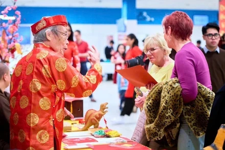 Không gian Xuân quê hương được trang trí đậm sắc Xuân với cành đào, cành mai, câu đối đỏ, mâm ngũ quả và các khu vực quen thuộc như góc thư pháp,