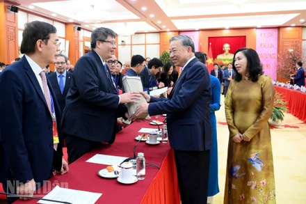 Tổng Bí thư gặp mặt đoàn kiều bào tiêu biểu về tham dự chương trình Xuân Quê hương 2026. (Ảnh: Đăng Khoa)