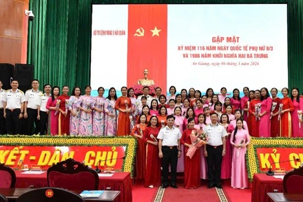 Chuẩn Đô đốc Trịnh Xuân Tùng và lãnh đạo, chỉ huy các cơ quan, đơn vị và đông đảo cán bộ, hội viên phụ nữ dự lễ kỷ niệm chụp ảnh kỷ niệm. (Ảnh do Vùng 5 Hải quân cung cấp)