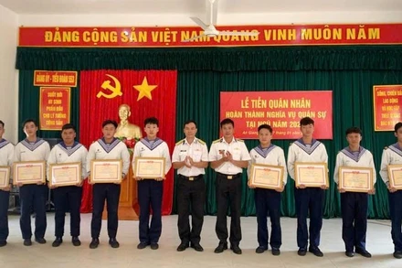 Chỉ huy Tiểu đoàn 553 trao thưởng cho các chiến sĩ có thành tốt. (Ảnh do Vùng 5 Hải quân cung cấp)