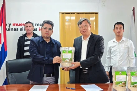 Đại sứ Lê Quang Long bàn giao gạo do Công ty TNHH Agri VMA của Việt Nam sản xuất cho Thứ trưởng Nông nghiệp Cuba Telce González Morera.