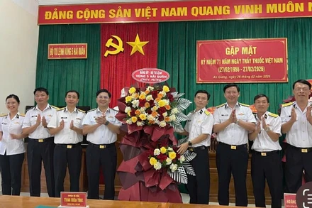 Chuẩn Đô đốc Trịnh Xuân Tùng, Tư lệnh Vùng 5 Hải quân tổ chức gặp mặt kỷ niệm 71 năm Ngày Thầy thuốc Việt Nam. (Ảnh: Công Lịch)