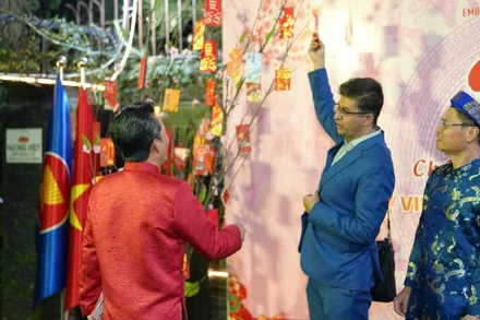 Các quan khách hái lộc lì xì đầu năm. (Ảnh do Đại sứ Việt Nam tại Pakistan cung cấp)