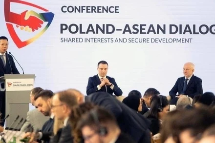 Đại sứ Hà Hoàng Hải, Chủ tịch luân phiên Ủy ban ASEAN tại Ba Lan phát biểu tại phiên khai mạc Hội thảo. 