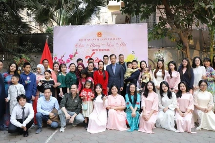 Các đại biểu tham dự chương trình Xuân Quê hương chụp ảnh kỷ niệm. (Ảnh do Đại sứ quán Việt Nam tại Ai Cập cung cấp)