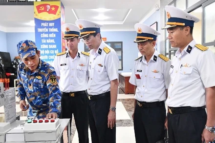 Đại tá Nguyễn Văn Đồng (thứ ba từ phải sang) kiểm tra mô hình huấn luyện tại Lữ đoàn 127. (Ảnh do Vùng 5 Hải quân cung cấp)