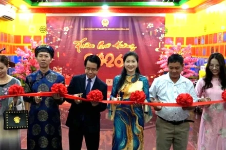 Đại sứ Trần Anh Vũ và các đại biểu cắt băng khai trương Không gian văn hóa Việt Nam. (Ảnh do Đại sứ quán Việt Nam tại Brunei Darussalam cung cấp)