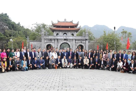 Đoàn kiều bào tiêu biểu thăm cố đô Hoa Lư và chụp ảnh kỷ niệm tại đền thờ 