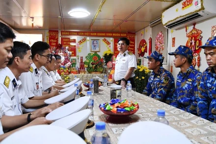 Chuẩn Đô đốc Trịnh Xuân Tùng ân cần thăm hỏi, động viên cán bộ, chiến sĩ Tàu 627. (Ảnh do Vùng 5 Hải quân cung cấp) 