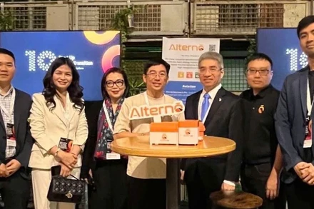 Đại sứ Nguyễn Đắc Thành (thứ 3 từ phải qua) chụp cùng đại diện Công ty Alterno của Việt Nam tại Lễ trao giải. (Ảnh do Đại sứ quán Việt Nam tại Đức cung cấp)