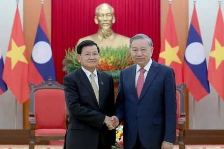 Tổng Bí thư Tô Lâm gặp Tổng Bí thư, Chủ tịch nước Lào Thongloun Sisoulith nhân dịp tham dự Lễ mở ký Công ước của Liên hợp quốc về chống tội phạm mạng, tại Thủ đô Hà Nội. (Ảnh: ĐĂNG KHOA)