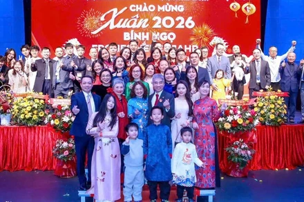 Cán bộ Đại sứ quán và các đại biểu tham dự chương trình chụp ảnh kỷ niệm. 