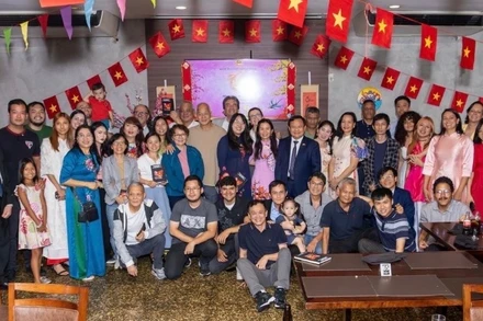 Các đại biểu tham dự chương trình Xuân Quê hương chụp ảnh kỷ niệm. (Ảnh do Đại sứ quán Việt Nam tại Brazil cung cấp)