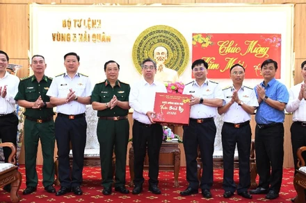 Đồng chí Nguyễn Phước Lộc tặng quà cán bộ, chiến sĩ Vùng 5 Hải quân. (Ảnh do Vùng 5 Hải quân cung cấp)