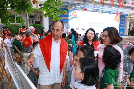 Đại sứ Cuba tại Việt Nam Rogelio Polanco Fuentes tham quan Triển lãm tranh kỷ niệm 65 năm thiết lập quan hệ Việt Nam-Cuba tại Trường tiểu học Việt Nam-Cuba. (Ảnh: KHÁNH LAN)