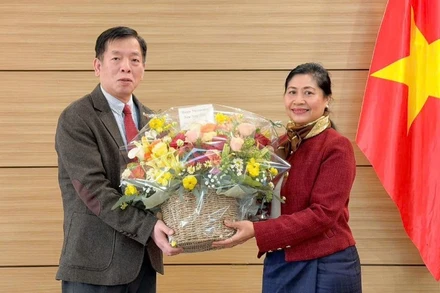 Đại sứ Lào tại Hàn Quốc Kaymany Ourlaboune tặng hoa chúc mừng Đại sứ Vũ Hồ và cán bộ Đại sứ quán Việt Nam tại Hàn Quốc nhân dịp Tết Nguyên đán Bính Ngọ 2026.