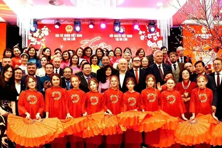 Các đại biểu chụp ảnh với các em học sinh đến từ Trường tiểu học Marie Curie với tiết mục múa “Việt Nam Quê hương tôi”. (Ảnh do Đại sứ quán Việt Nam tại Ba Lan cung cấp)