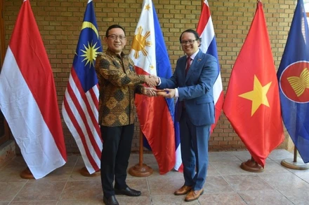 Đại sứ Nguyễn Việt Cường chuyển giao cương vị Chủ tịch luân phiên Ủy ban ASEAN tại Santiago, Chile cho Đại sứ Indonesia. (Ảnh do Đại sứ quán Việt Nam tại Chile cung cấp)
