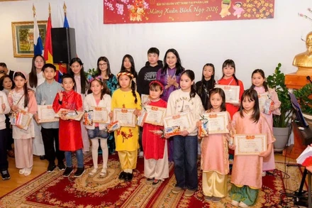 Đại sứ Phạm Thị Thanh Bình đã trao giấy khen cho các em học sinh có thành tích tốt trong học tập tiếng Việt năm học 2025. (Ảnh do Đại sứ quán Việt Nam tại Phần Lan cung cấp)