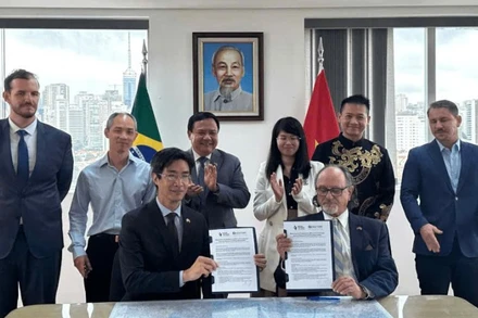 Đại diện Phòng Thương mại Brazil-Việt Nam và Phòng Thương mại và Công nghiệp Brazil-Việt Nam bang Espírito Santo ký kết Biên bản ghi nhớ.(Ảnh: Đại sứ quán Việt Nam tại Brazil cung cấp)