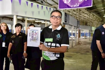 Tổng Thư ký Ủy ban Bầu cử Thái Lan đi kiểm tra công tác chuẩn bị cho cuộc bỏ phiếu sớm tại quận Bang Kapi, thuộc thủ đô Bangkok. (Ảnh: Ủy ban Bầu cử Thái Lan)