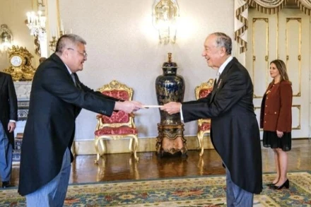 Đại sứ Việt Nam tại Bồ Đào Nha Nguyễn Mạnh Thắng trình Thư ủy nhiệm của Chủ tịch nước Lương Cường lên Tổng thống Bồ Đào Nha Marcelo Rebelo de Sousa. (Ảnh: Đại sứ quán Việt Nam tại Bồ Đào Nha)