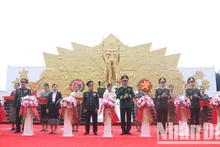 Các đại biểu cắt băng khánh thành và bàn giao dự án. (Ảnh: Hải Tiến)
