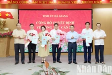 Các đồng chí lãnh đạo tỉnh Hà Giang trao quyết định, tặng hoa chúc mừng các đồng chí được phân công giữ chức danh Chủ tịch, Phó Chủ tịch Mặt trận Tổ quốc Việt Nam tỉnh Hà Giang.