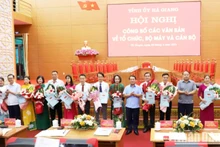 Lãnh đạo tỉnh Hà Giang trao quyết định phân công nhiệm vụ và chỉ định các đồng chí tham gia Ban Chấp hành, Ban Thường vụ Đảng bộ xã Vị Xuyên.