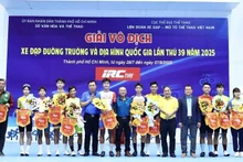 Ban tổ chức tặng hoa và trao cờ cho đại diện các đội tham dự giải. 