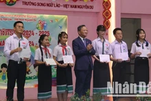 Đại sứ Việt Nam tại Lào Nguyễn Minh Tâm trao tặng phần thưởng cho các em học sinh có thành tích tốt trong năm học 2024-2025. (Ảnh: HẢI TIẾN)