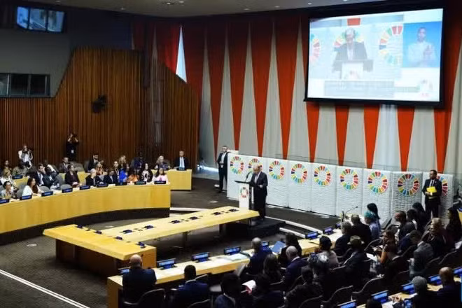 Tổng thư ký Liên hợp quốc Antonio Guterres phát biểu tại sự kiện Khoảnh khắc Mục tiêu phát triển bền vững (SDG) được tổ chức tại trụ sở Liên hợp quốc ở New York (Mỹ), ngày 22/9/2025. (Ảnh: Xinhua)