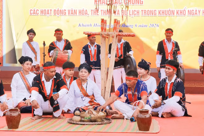Tái hiện nghi thức lễ hội truyền thống của dân tộc Chăm.