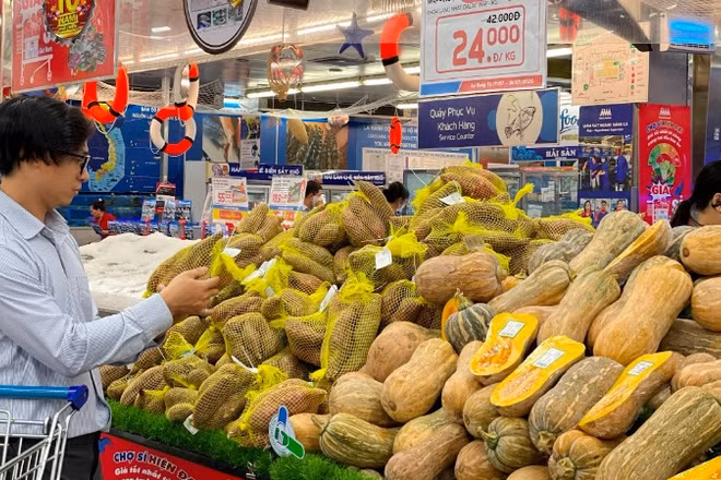 Người dân mua sắm tại gian hàng gắn bộ nhận diện “Tick xanh trách nhiệm” tại siêu thị MM Mega Market Thành phố Hồ Chí Minh.