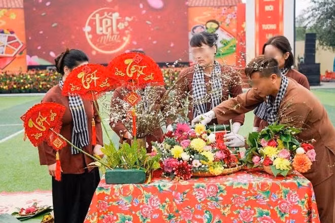 Thi bày mâm ngũ quả.