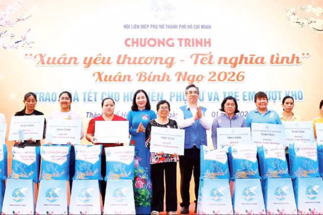 Lãnh đạo Thành phố Hồ Chí Minh trao quà Tết tặng người dân. (Ảnh: PHAN ANH)