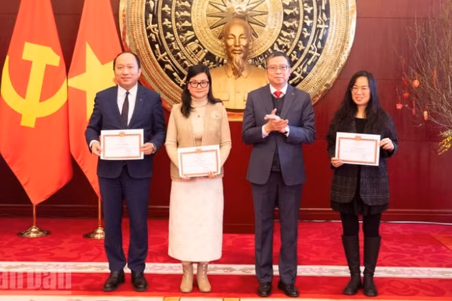 Đại diện các Chi bộ: Phòng Chính trị, Phòng Kinh tế và Khối Báo chí Việt Nam tại Trung Quốc nhận Giấy khen cho tập thể đạt thành tích "Hoàn thành xuất sắc nhiệm vụ" tiêu biểu năm 2025.